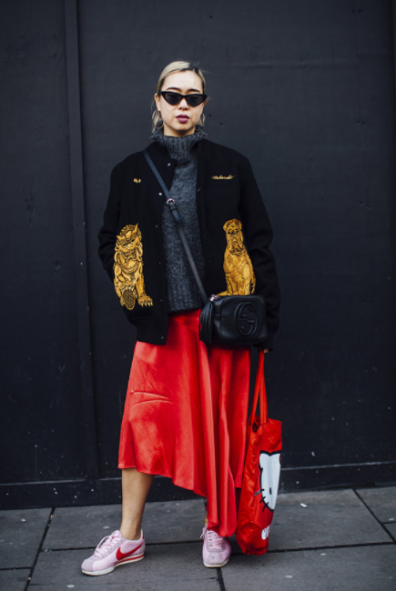 street-style-fashion-week-londres-look-saia-vermelha