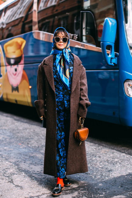 street-style-fashion-week-londres-look-lenco-estampa-azul